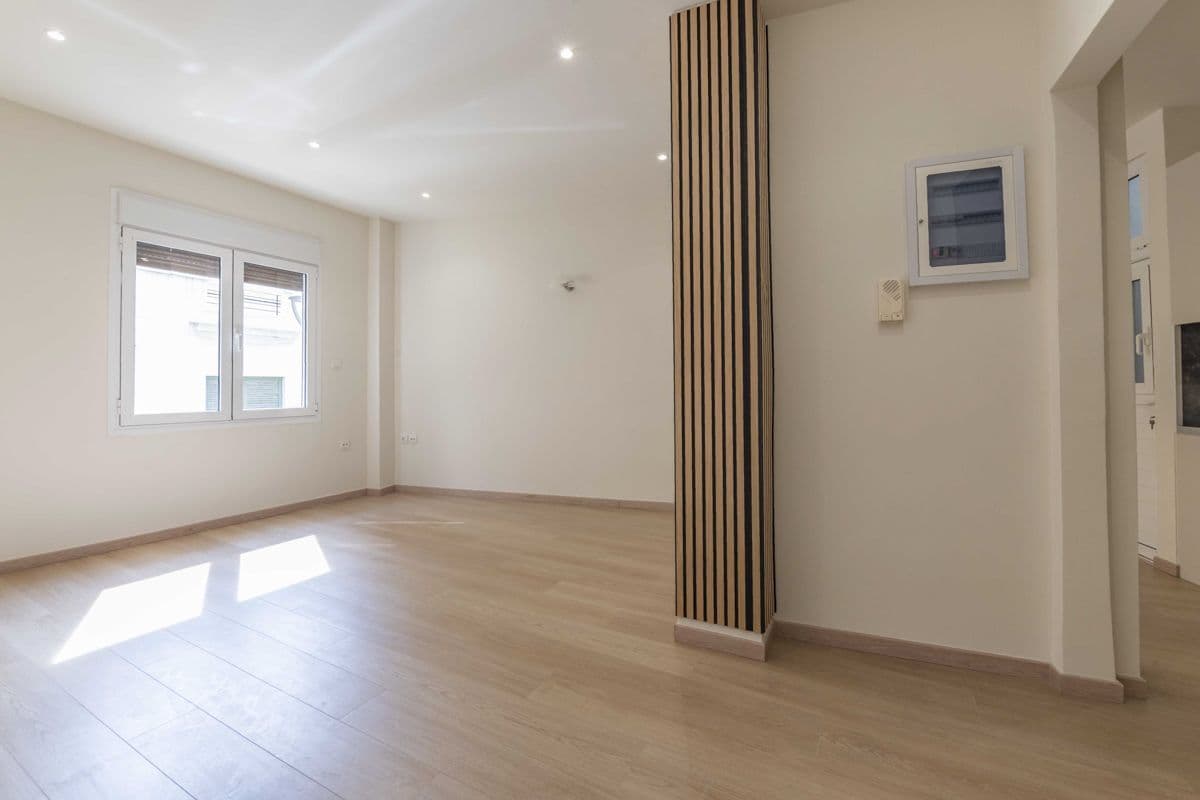 2-room Apartment, 74m² — Kipseli, built 1963 - 3