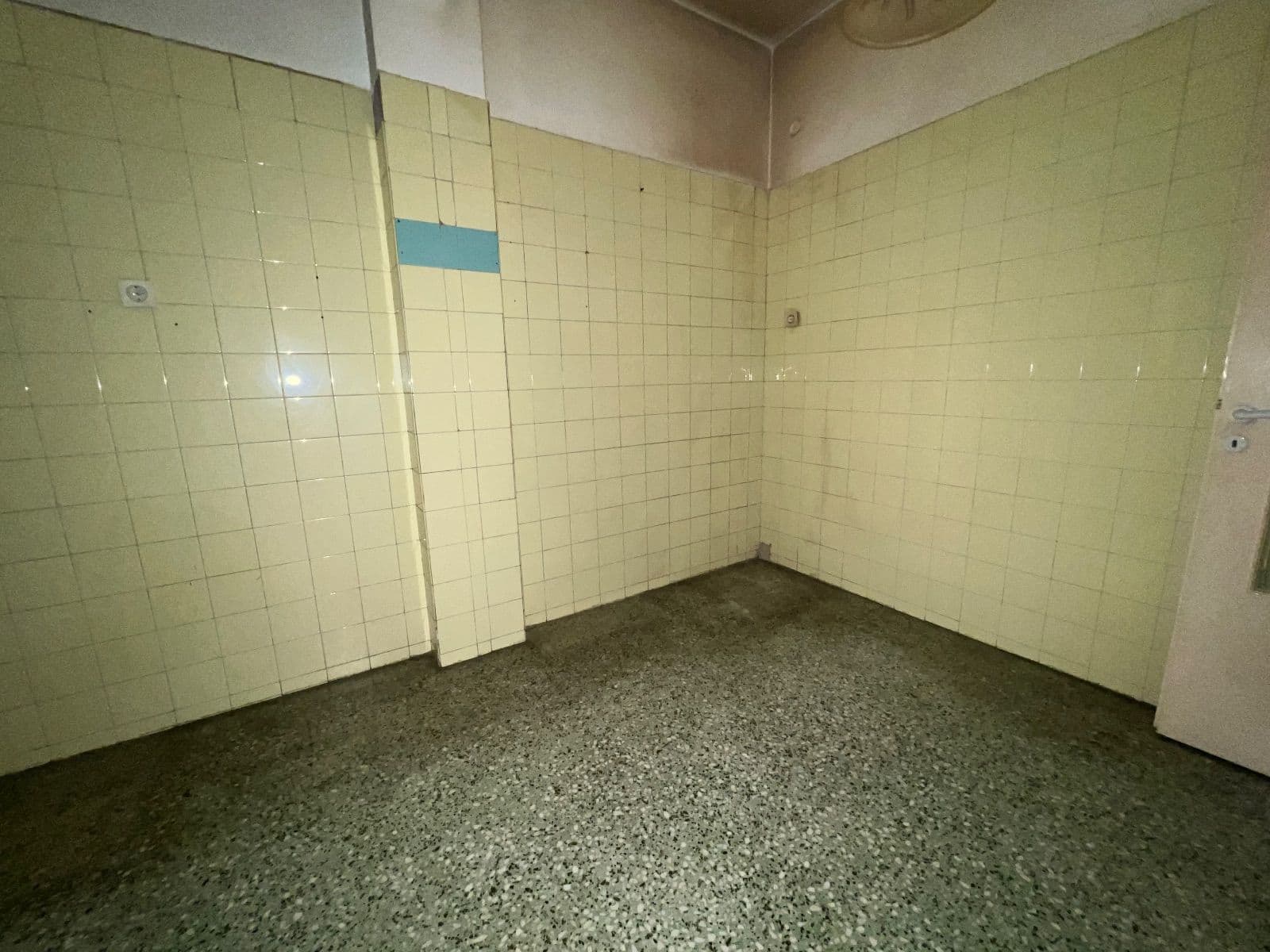 2-room Apartment, 90m² — Kipseli, built 1970 - 9